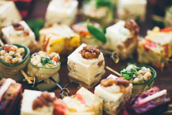 Tabla gourmet de canapés, pinchos y finger food frío para recepción
