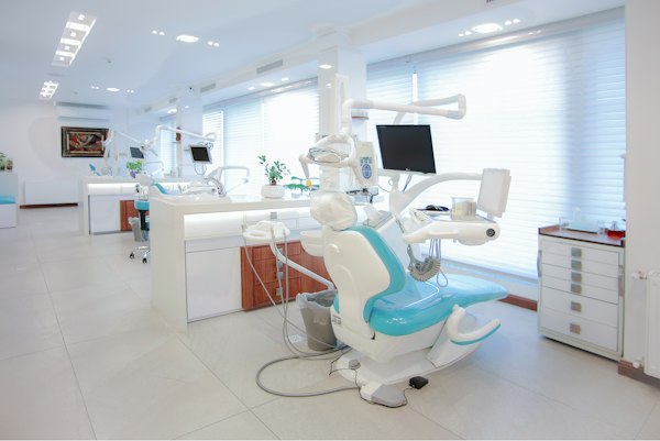 Sala clínica odontológica moderna para colocación de carillas de porcelana