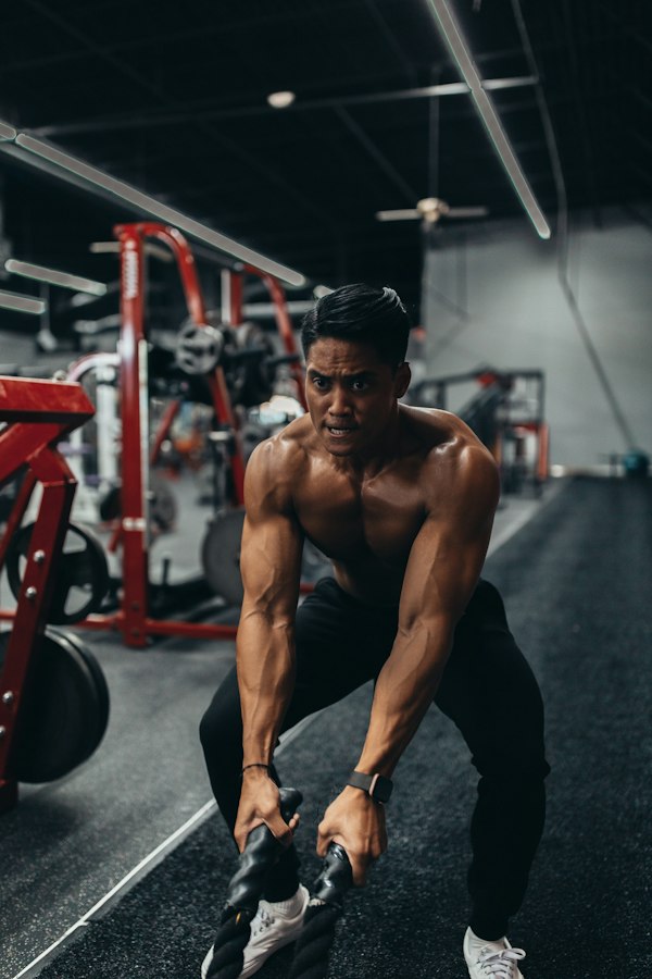 Franco Morales - Personal Trainer ejecutando entrenamiento de fuerza con cuerdas de batalla en San Juan